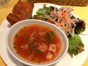 スープ、サラダ、フォカッチャ