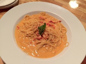 ズワイガニとカニみそのトマトクリームパスタ