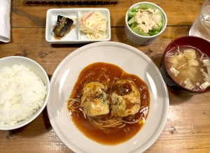 チーズ焼きハンバーグデミトマトソース