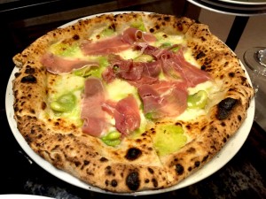そら豆と生ハムのピザ