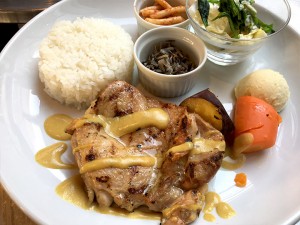 鶏もも肉のグリル、メープルマスタードソース
