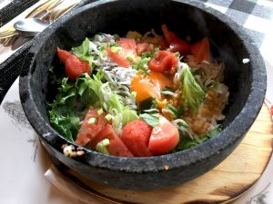 釜揚げしらすと明太子のサラダ風石焼きリゾット