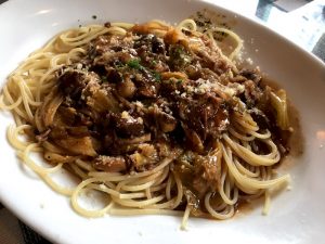 牛ホホ肉と牛バラ肉の赤ワインデミグラスソース