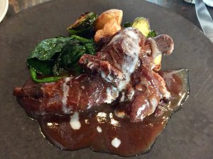 骨付き鶏モモ肉の赤ワイン煮込み