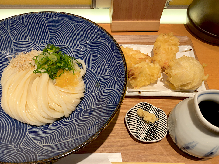 コシのあるうどんが、めちゃめちゃ美味しい！大山地鶏の天ぷらも中は柔らかく、衣はサクサク！切麦や 甚六