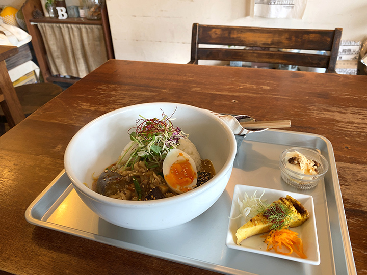 BOWLScafe（ボウルズカフェ）お洒落で居心地のいい雰囲気。新宿御苑前駅から徒歩5分。