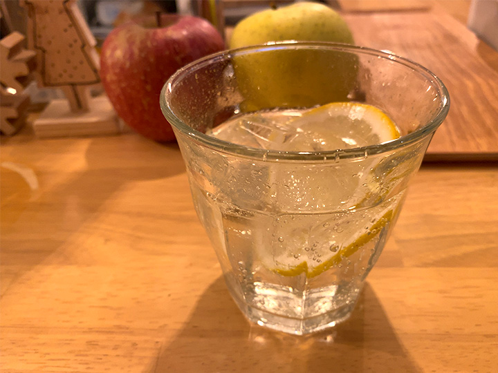 お水は炭酸レモン