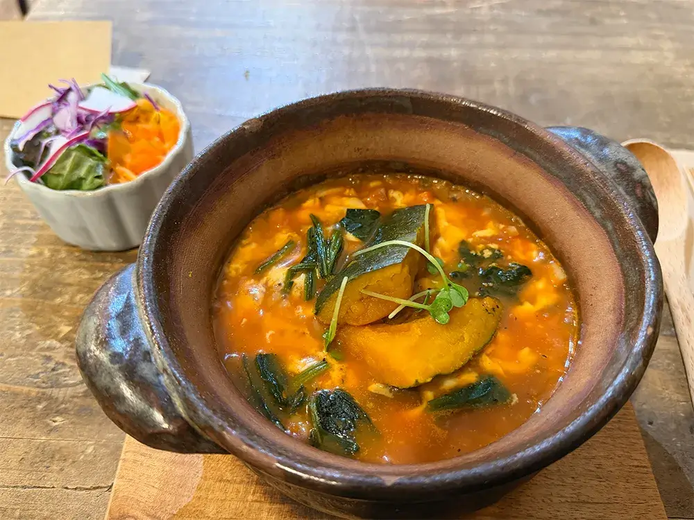 熱々土鍋の茸、根菜のトマトチーズリゾット