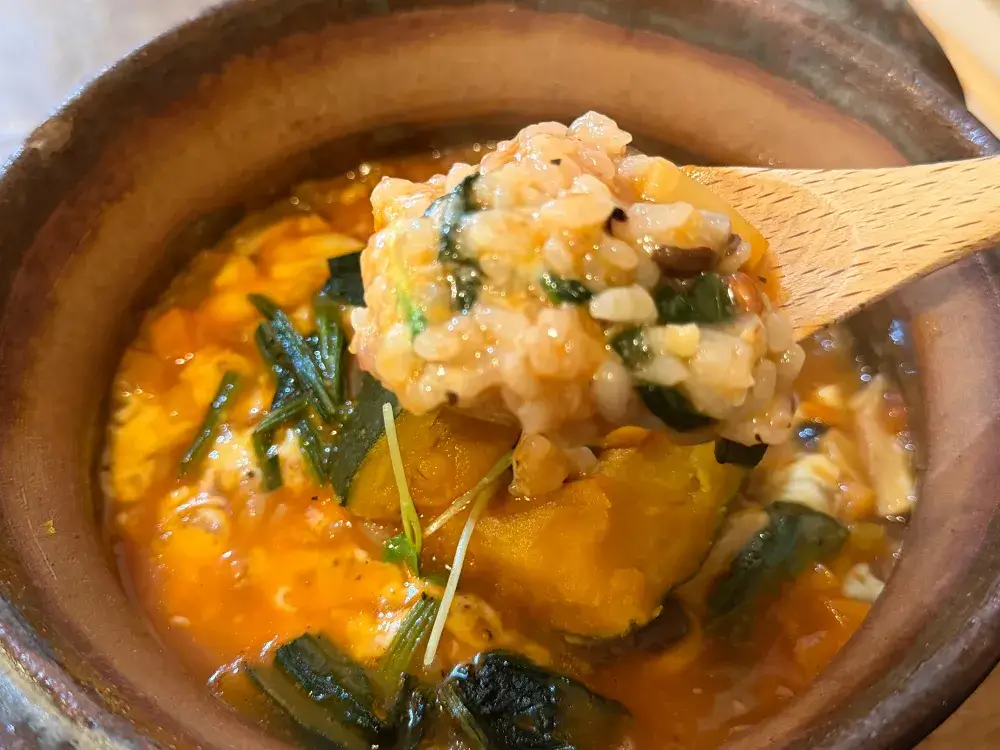 熱々土鍋の茸、根菜のトマトチーズリゾット